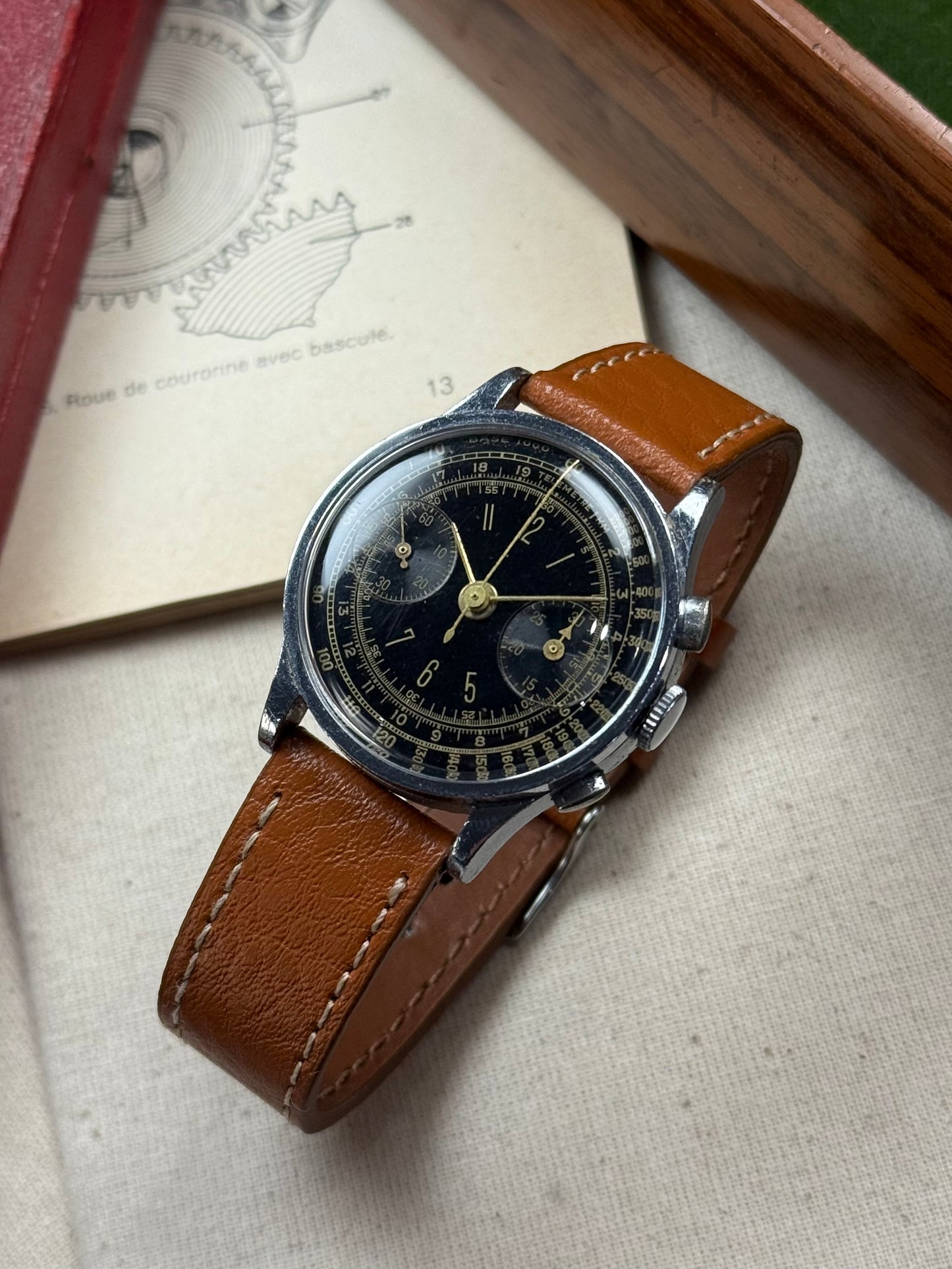 Anonyme 30s Chronographe Gilt Dial poussoirs olives