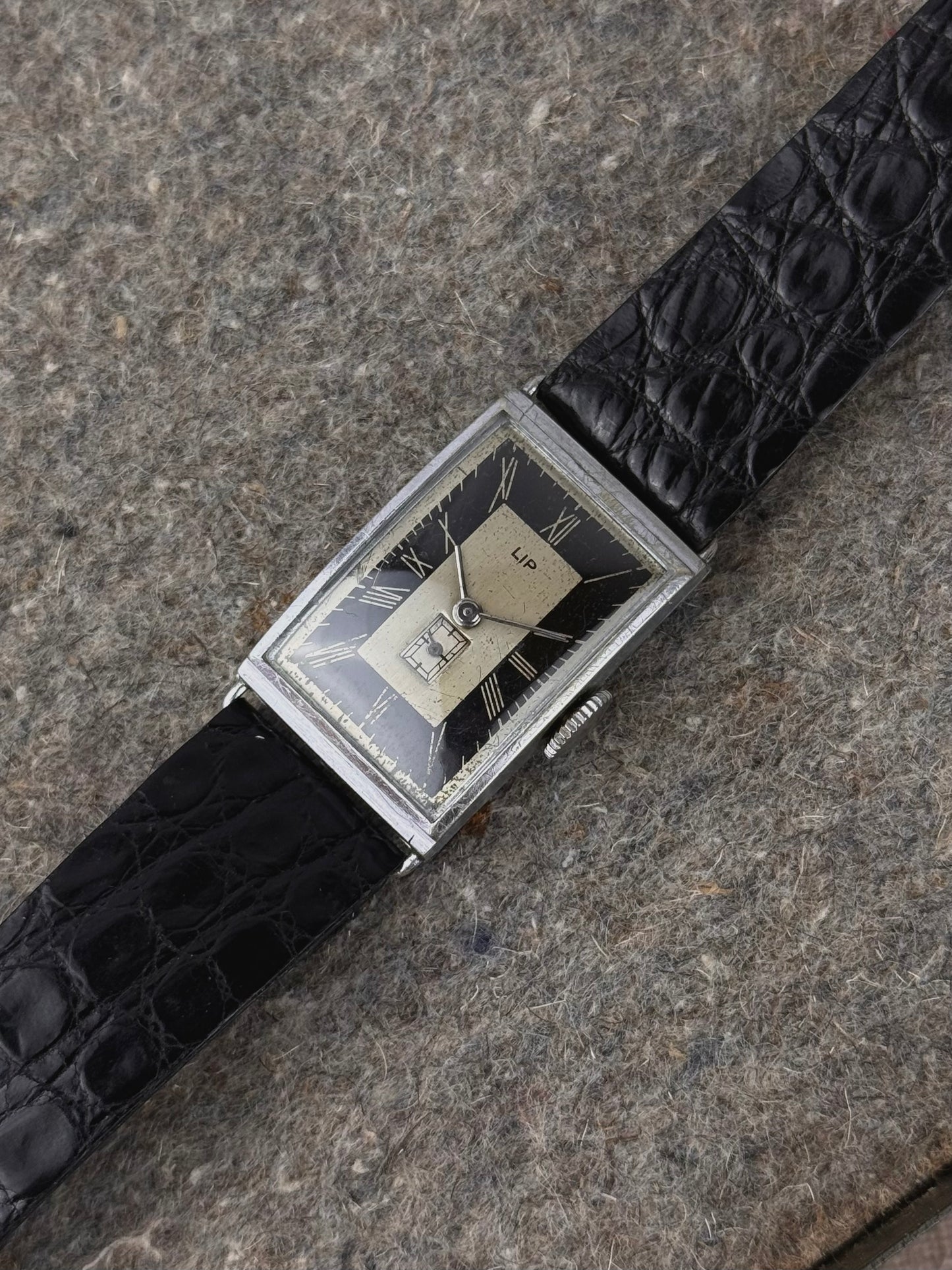 Lip T18 Tuxedo dial